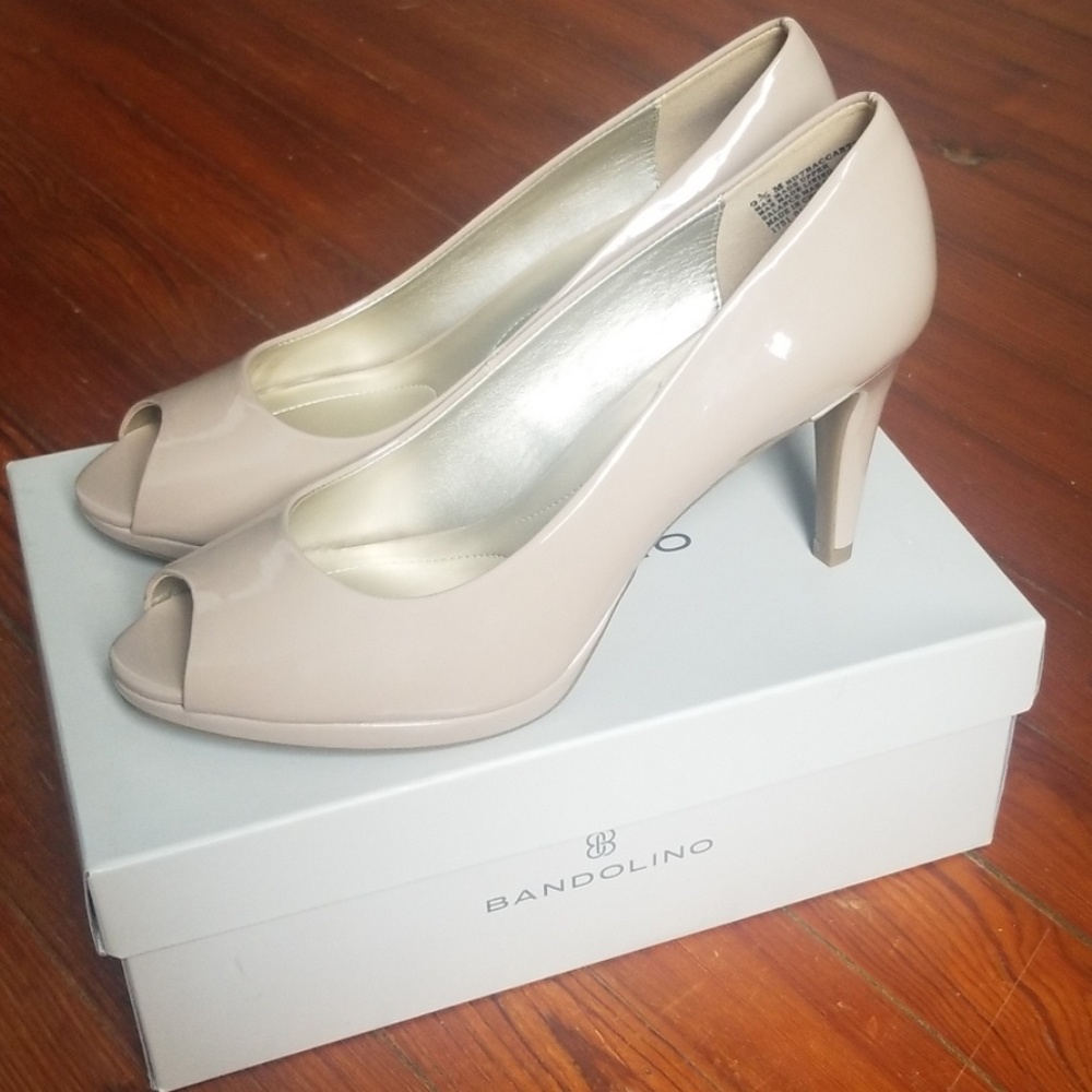 Bandolino never worn with box nude peep toe heels